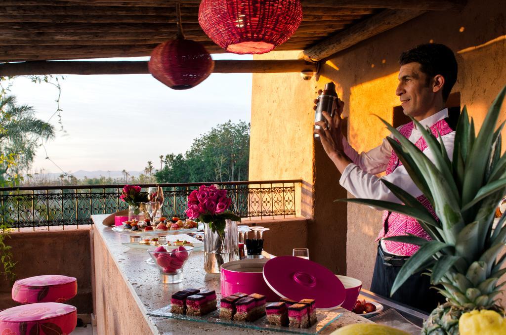 Tigmiza Boutique Hotel & Spa Ouled Jelal Luaran gambar A bartender at work