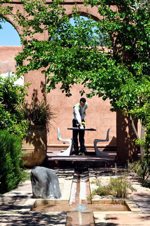 Tigmiza Boutique Hotel & Spa Ouled Jelal Luaran gambar A student studying in the courtyard of the library